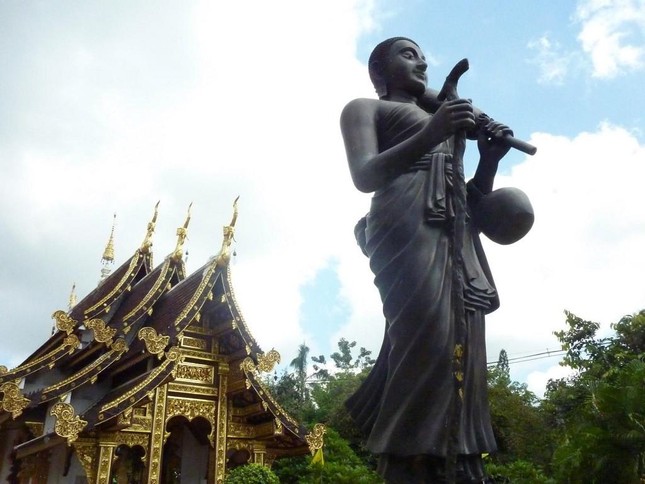 Tượng Tôn giả Sivali trước chùa Ubosot (Chedi Liam, Thái Lan) Tượng Tôn giả Sivali trước chùa Ubosot (Chedi Liam, Thái Lan)