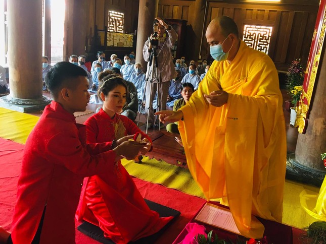 Đại đức Thích Quảng Văn giảng giải ý nghĩa chiếc nhẫn cưới, sau đó cô dâu, chú rể trao nhẫn cưới cho nhau Đại đức Thích Quảng Văn giảng giải ý nghĩa chiếc nhẫn cưới, sau đó cô dâu, chú rể trao nhẫn cưới cho nhau