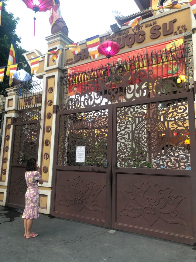 Phật tử hướng vọng tại chùa Dược Sư Phật tử hướng vọng tại chùa Dược Sư