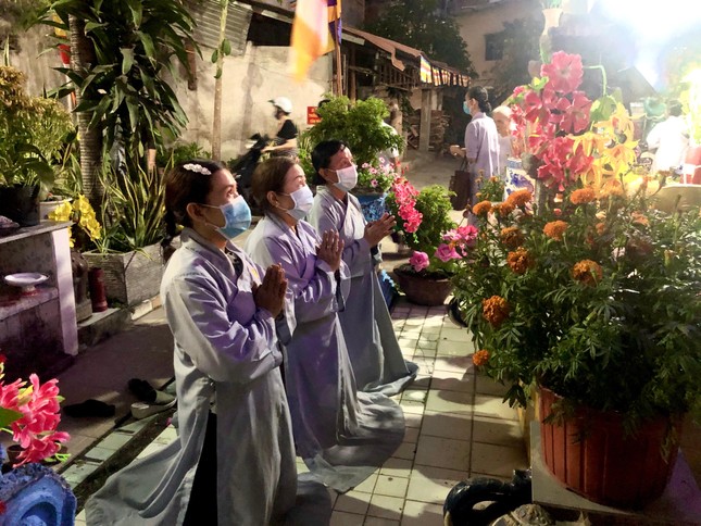 Phật tử lễ Phật tại chùa Pháp Vân Phật tử lễ Phật tại chùa Pháp Vân