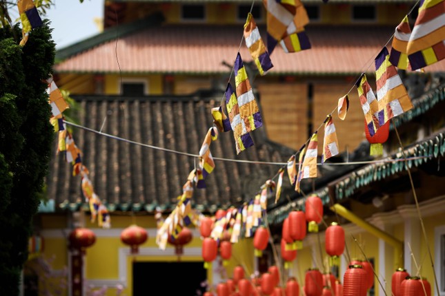 Cảnh chùa bình yên, không tấp nập người viếng như mọi năm