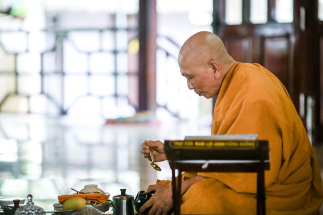 Sư Giác Chơn thọ trai ngay tại chánh điện