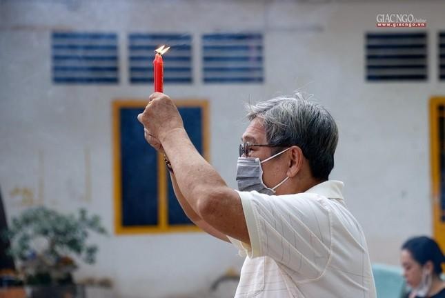 Phật tử Sài Gòn đi chùa trong ngày rằm tháng Giêng - Tân Sửu. Họ tuân thủ nguyên tắc 5K, phòng dịch Covid-19 - Ảnh: Bảo Toàn