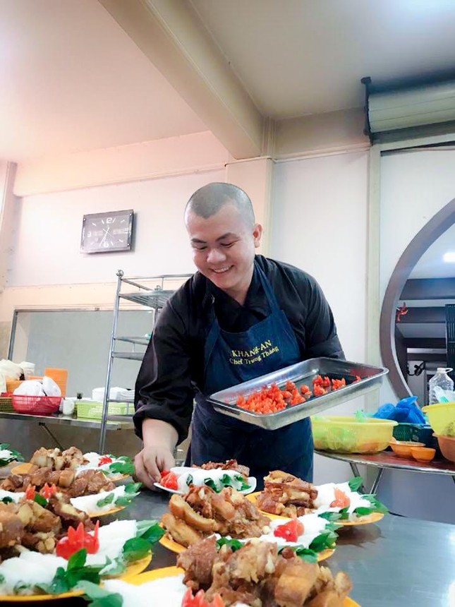 Sư anh Trung Thắng, người đã hiến tặng những bữa ăn ngon và lành cho đại chúng Sư anh Trung Thắng, người đã hiến tặng những bữa ăn ngon và lành cho đại chúng