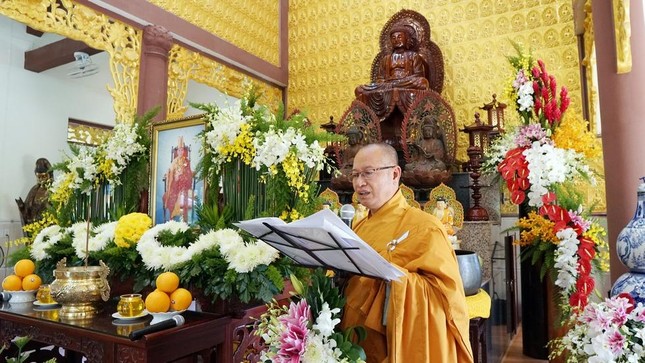 Thượng tọa Thích Trí Định đã cung tuyên tiểu sử Đại lão Hòa thượng Thượng tọa Thích Trí Định đã cung tuyên tiểu sử Đại lão Hòa thượng