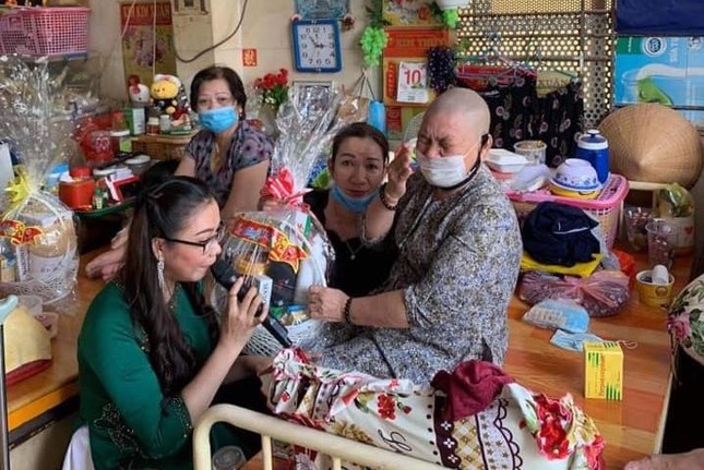 Chị Đặng Thị Ngọc Sương tặng quà cho các cụ Chị Đặng Thị Ngọc Sương tặng quà cho các cụ