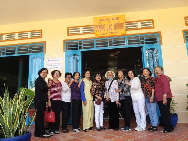 Nhóm Nghĩa Tình Quê Hương trao quà tại nhà dưỡng lão Nhóm Nghĩa Tình Quê Hương trao quà tại nhà dưỡng lão