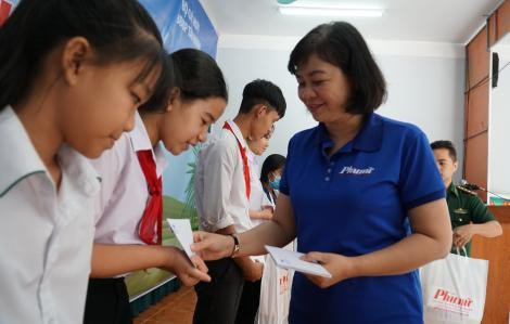 Bà Lý Việt Trung trao học bổng cho các em học sinh vùng biên có hoàn cảnh khó khăn Bà Lý Việt Trung trao học bổng cho các em học sinh vùng biên có hoàn cảnh khó khăn