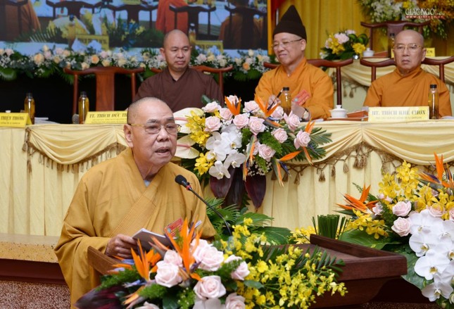 Hòa thượng Thích Thiện Pháp đọc tờ trình của Ban Tăng sự T.Ư về tấn phong giáo phẩm Hòa thượng Thích Thiện Pháp đọc tờ trình của Ban Tăng sự T.Ư về tấn phong giáo phẩm