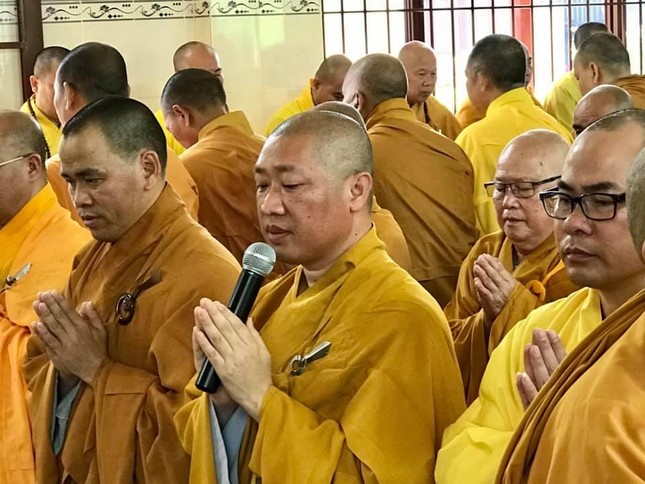 Thượng tọa Thích Thiện Thuận, đại diện môn đồ tứ chúng dâng lời cảm niệm ân sư Thượng tọa Thích Thiện Thuận, đại diện môn đồ tứ chúng dâng lời cảm niệm ân sư