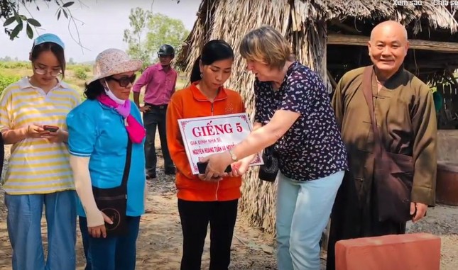 Trao giếng nước cho hộ nghèo - Ảnh: T.Q Trao giếng nước cho hộ nghèo - Ảnh: T.Q