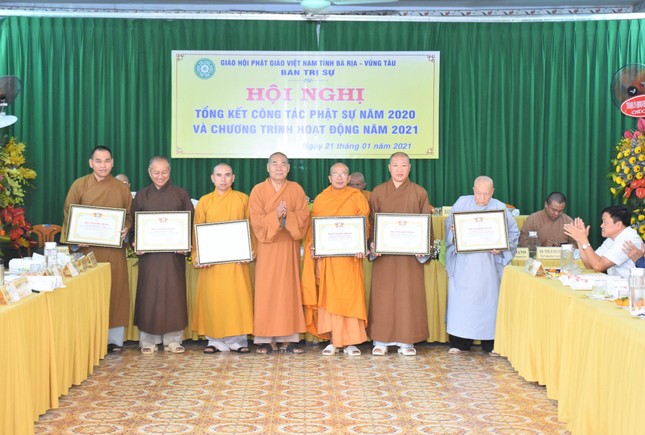 Chư tôn đức nhận Bằng tuyên dương công đức của Ban Trị sự tỉnh