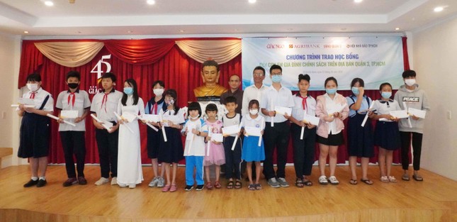 Các em học sinh là con em diện chính sách trên địa bàn quận 3, TP.HCM được nhận học bổng
