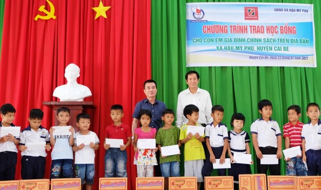 Đại diện xã Hậu Mỹ Phú trao tặng học bổng Đại diện xã Hậu Mỹ Phú trao tặng học bổng