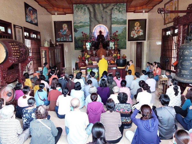 Đoàn Phật tử thiền viện Vạn Hạnh đảnh lễ, cúng dường Tam bảo - Ảnh: CTV Đoàn Phật tử thiền viện Vạn Hạnh đảnh lễ, cúng dường Tam bảo - Ảnh: CTV