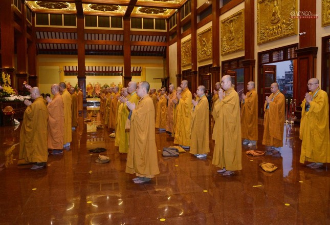 Bố-tát là sinh hoạt truyền thống và đặc thù của Tăng đoàn nhằm nuôi dưỡng các pháp thiện lành Bố-tát là sinh hoạt truyền thống và đặc thù của Tăng đoàn nhằm nuôi dưỡng các pháp thiện lành