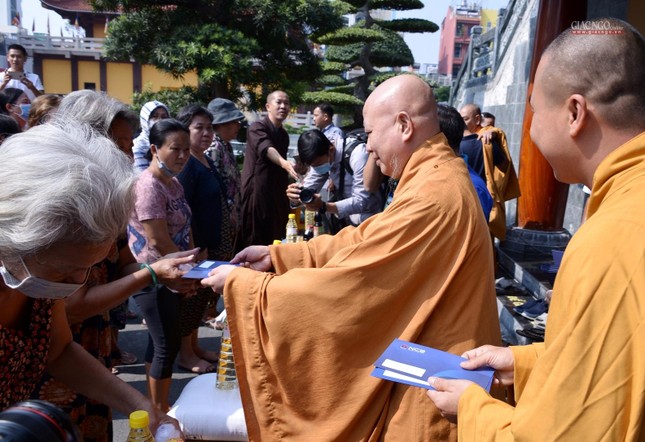 Hòa thượng Thích Lệ Trang, đại diện Ban Trị sự; Đại đức Thích Minh Phú, đại diện Ban Từ thiện xã hội GHPGVN TP.HCM trao quà đến các hộ nghèo - Ảnh: Bảo Toàn Hòa thượng Thích Lệ Trang, đại diện Ban Trị sự; Đại đức Thích Minh Phú, đại diện Ban Từ thiện xã hội GHPGVN TP.HCM trao quà đến các hộ nghèo - Ảnh: Bảo Toàn
