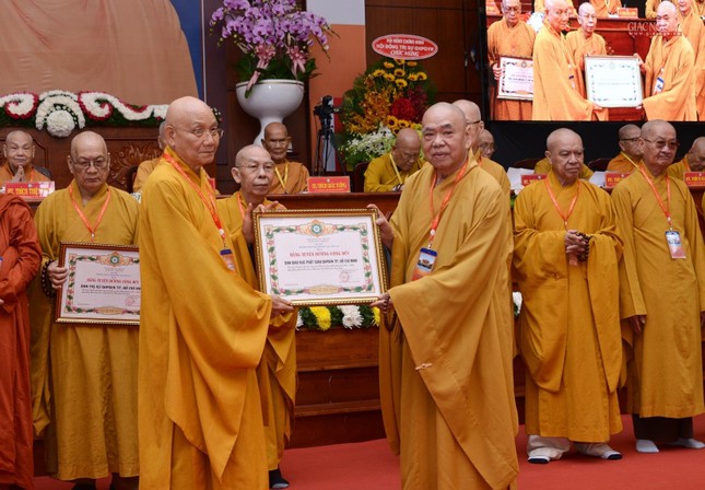 Hòa thượng Thích Thiện Pháp trao Bằng Tuyên dương công đức của Trung ương GHPGVN Hòa thượng Thích Thiện Pháp trao Bằng Tuyên dương công đức của Trung ương GHPGVN
