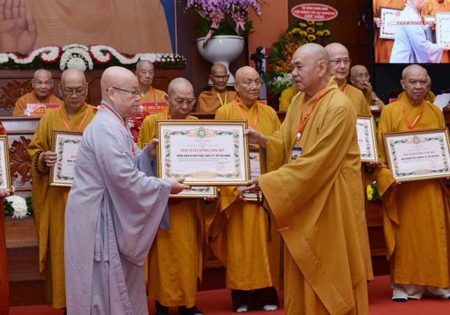 Trao Bằng Tuyên dương công đức đến Ni trưởng Thích nữ Như Xuân, đại diện Phân ban Ni giới TP Trao Bằng Tuyên dương công đức đến Ni trưởng Thích nữ Như Xuân, đại diện Phân ban Ni giới TP