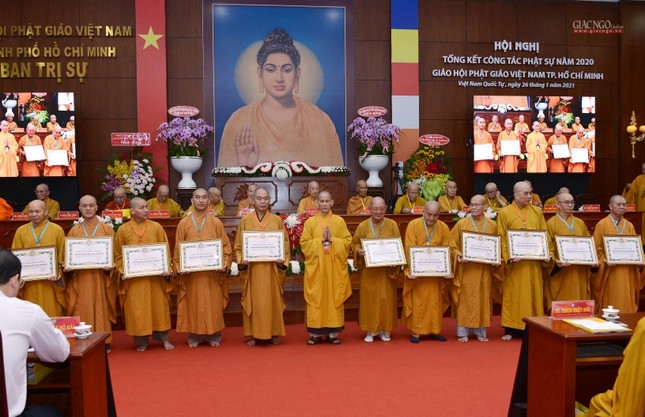 Thượng tọa Thích Thiện Thống trao Bằng Tuyên dương công đức của Trung ương Giáo hội Thượng tọa Thích Thiện Thống trao Bằng Tuyên dương công đức của Trung ương Giáo hội