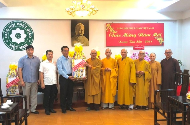 Ông Nguyễn Duy Tân tặng quà Tết tại Văn phòng II Trung ương Giáo hội - Ảnh: CTV