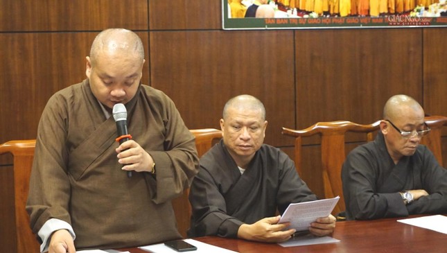 Đại đức Thích Trung Nguyện đọc quyết định tặng Bằng Tuyên dương công đức của Ban Trị sự Đại đức Thích Trung Nguyện đọc quyết định tặng Bằng Tuyên dương công đức của Ban Trị sự