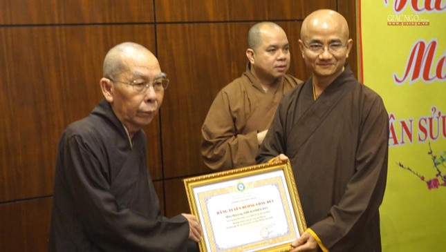 Hòa thượng Thích Thiện Đức nhận Bằng Tuyên dương công đức Hòa thượng Thích Thiện Đức nhận Bằng Tuyên dương công đức
