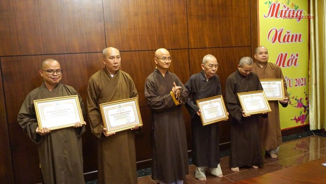 Chư tôn đức Ban Kiểm soát nhận Bằng Tuyên dương công đức Chư tôn đức Ban Kiểm soát nhận Bằng Tuyên dương công đức