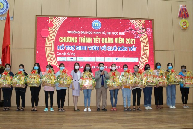 Trường Đại học Kinh tế Huế đã trao quà Tết đến những sinh viên Trường Đại học Kinh tế Huế đã trao quà Tết đến những sinh viên