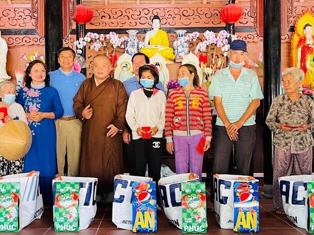 Đại đức Thích Trung Nguyện, Phật tử tổ đình Ấn Quang tặng quà Tết tại xã Quới Thành - Ảnh: CTV Đại đức Thích Trung Nguyện, Phật tử tổ đình Ấn Quang tặng quà Tết tại xã Quới Thành - Ảnh: CTV