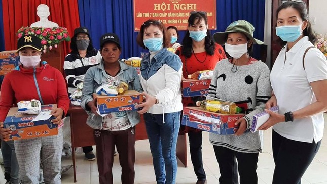 Tặng quà Tết đến đồng bào DTTS nghèo xã Ba Cụm Nam sáng 30-01-2021