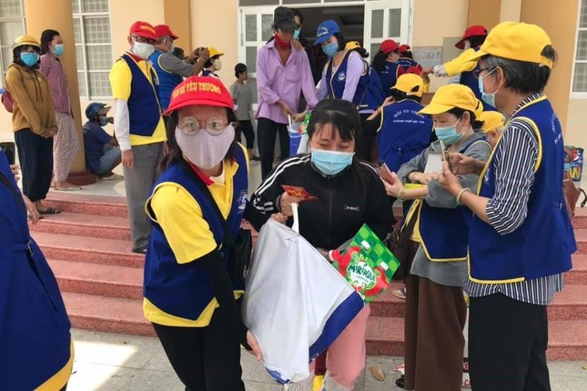 Nhóm thiện nguyện trao những phần quà Tết thiết thực tại tỉnh Tiền Giang