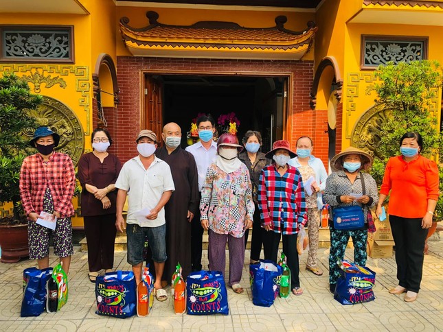 Thượng tọa Thích Chơn Tịnh trao quà Tết đến người nghèo