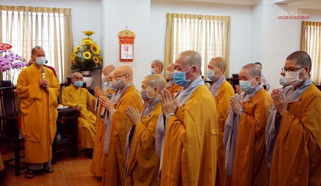 Thượng tọa Thích Thiện Thống đáp từ chư Ni tại buổi thăm