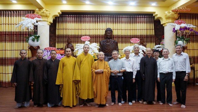 Đoàn tôn giáo bạn cùng chư tôn đức chụp ảnh lưu niệm cùng Hòa thượng Chủ tịch Hội đồng Trị sự Đoàn tôn giáo bạn cùng chư tôn đức chụp ảnh lưu niệm cùng Hòa thượng Chủ tịch Hội đồng Trị sự