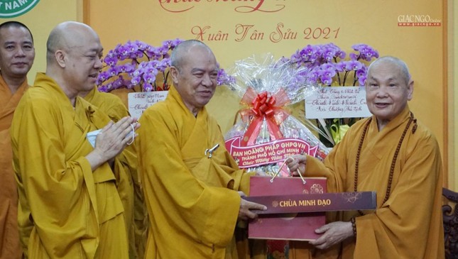Hòa thượng trao quà chúc xuân đến đoàn Ban Hoằng pháp TP.HCM Hòa thượng trao quà chúc xuân đến đoàn Ban Hoằng pháp TP.HCM