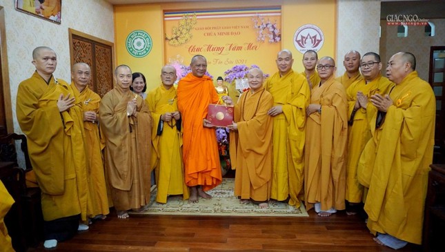 Hòa thượng Chủ tịch tặng quà xuân đến chư tôn đức Văn phòng II Trung ương Giáo hội Hòa thượng Chủ tịch tặng quà xuân đến chư tôn đức Văn phòng II Trung ương Giáo hội