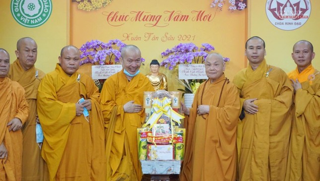 Ban Trị sự tỉnh Tây Ninh trao quà chúc xuân Tân Sửu đến Hòa thượng Chủ tịch Ban Trị sự tỉnh Tây Ninh trao quà chúc xuân Tân Sửu đến Hòa thượng Chủ tịch