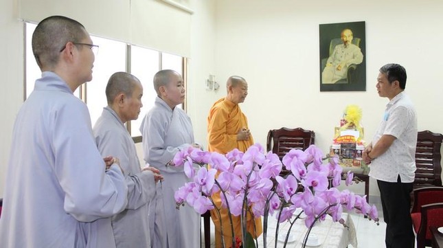 Đại diện Ban Tôn giáo TP.HCM tiếp chư Ni - Ảnh: Thường Tịnh Văn Đại diện Ban Tôn giáo TP.HCM tiếp chư Ni - Ảnh: Thường Tịnh Văn