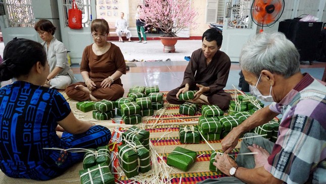 Những chiếc bánh chưng lá dông gắn kết Phật tử trong những ngày xuân