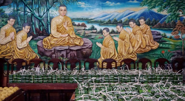 Những chiếc bánh lá dông phong vị miền Bắc sẽ được tặng đến nhiều ngôi chùa ở miền Nam