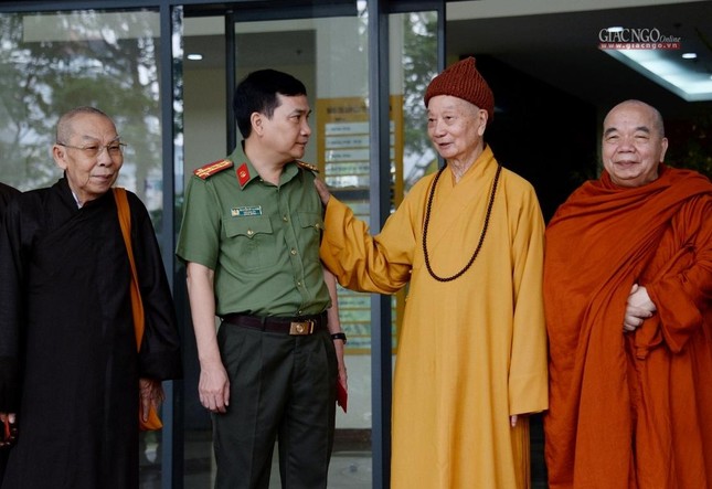 Đại tá Nguyễn Sỹ Quang thân mật tiễn Trưởng lão Hòa thượng Đại tá Nguyễn Sỹ Quang thân mật tiễn Trưởng lão Hòa thượng