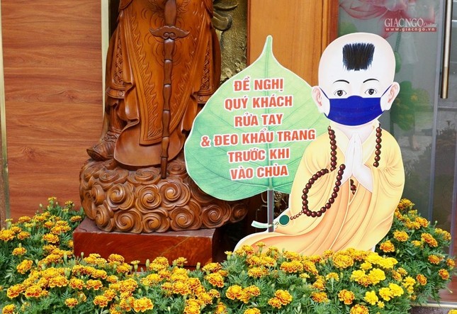 Vào chùa không quên đeo khẩu trang, rửa tay sát khuẩn - Ảnh: H.Diệu Vào chùa không quên đeo khẩu trang, rửa tay sát khuẩn - Ảnh: H.Diệu