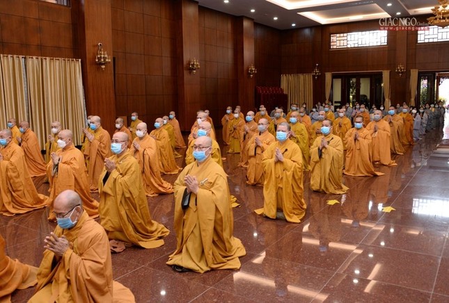 Chư Tăng đảnh lễ chư vị giáo phẩm Chư Tăng đảnh lễ chư vị giáo phẩm