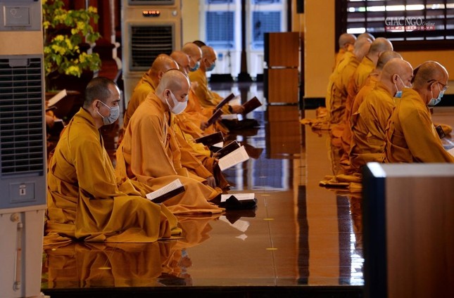 Chư tôn đức trì tụng kinh Dược Sư Chư tôn đức trì tụng kinh Dược Sư