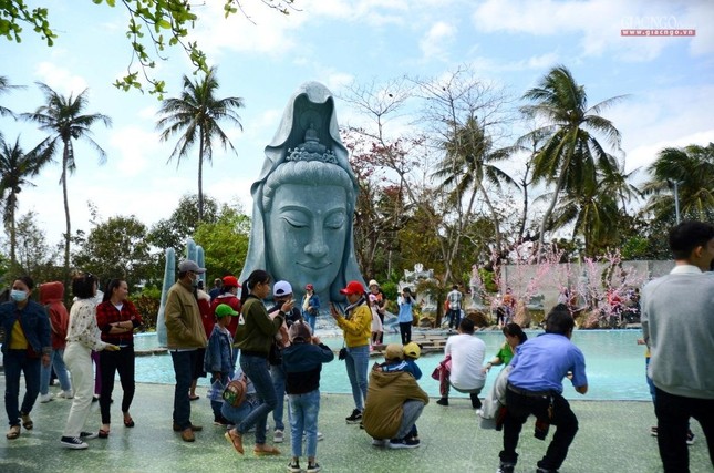 Tôn tượng Quán Thế Âm bên hồ nước là nơi rất nhiều người dân và du khách tìm đến Tôn tượng Quán Thế Âm bên hồ nước là nơi rất nhiều người dân và du khách tìm đến