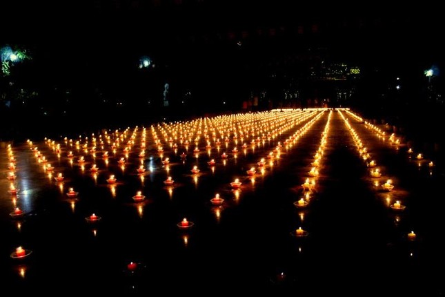 Không gian thiêng liêng rằm tháng Giêng với hàng ngàn ngọn đèn dâng cúng Không gian thiêng liêng rằm tháng Giêng với hàng ngàn ngọn đèn dâng cúng