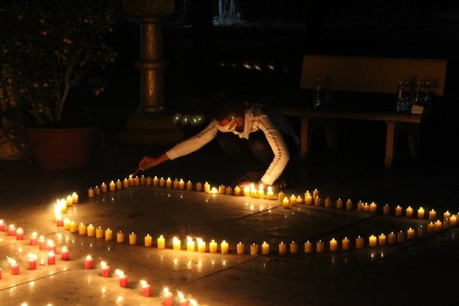 Phật tử cúng đèn tại thiền viện Phước Sơn Phật tử cúng đèn tại thiền viện Phước Sơn