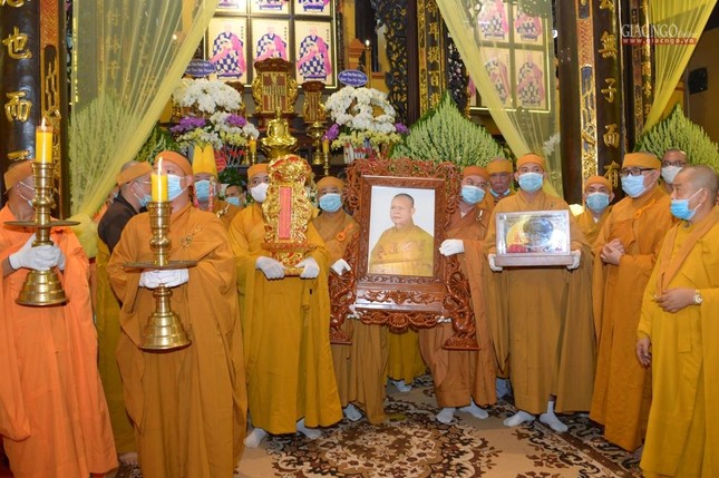 Môn đồ pháp quyến cung thỉnh di ảnh, linh mô, y bát rời Giác linh đường