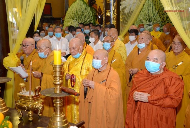 Chư tôn đức Trung ương GHPGVN, Ban Trị sự TP.HCM tưởng niệm trước lúc di quan